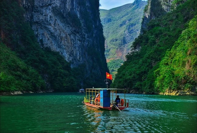 du-thuyen-song-nho-que