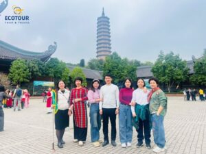 du-khach-tham-quan-bai-dinh-ninh-binh