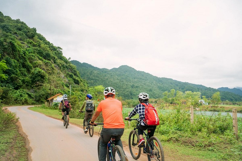 dap-xe-kham-pha-lang-que-phong-nha