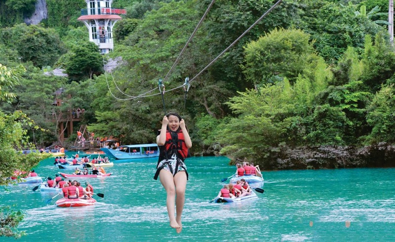 du-day-zipline-suoi-mooc