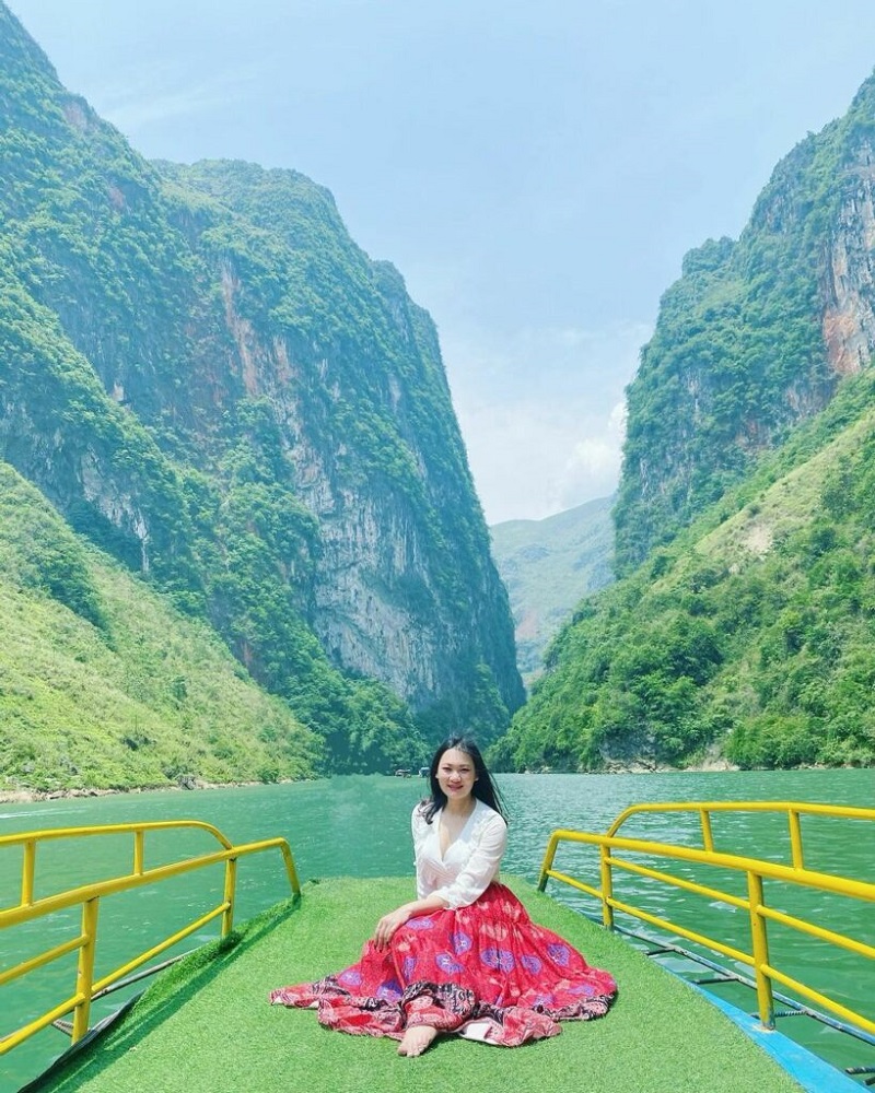 di-thuyen-ngam-canh-hem-tu-san