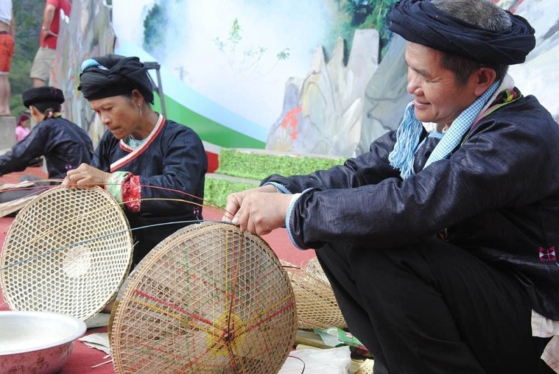 mua-gi-tai-cho-tinh-khau-vai