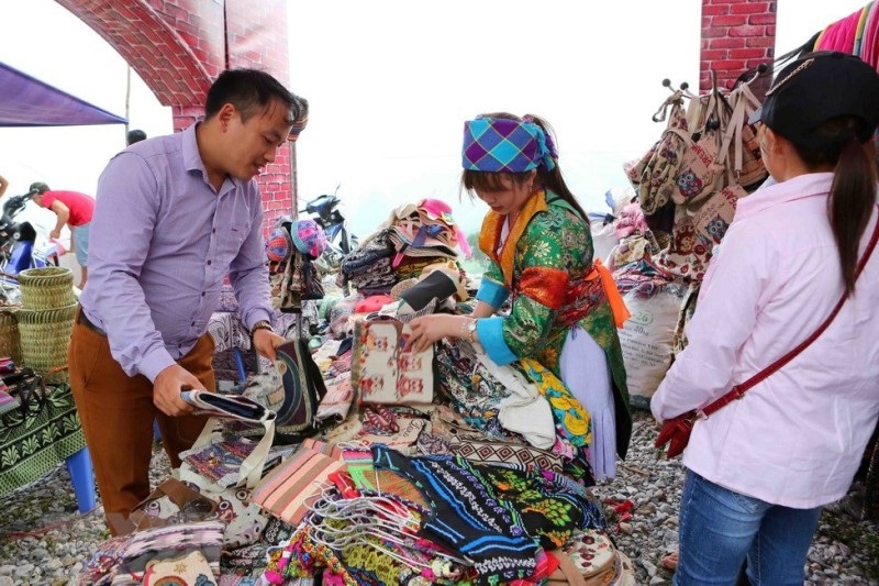 mua-sam-tai-cho-tinh-khau-vai