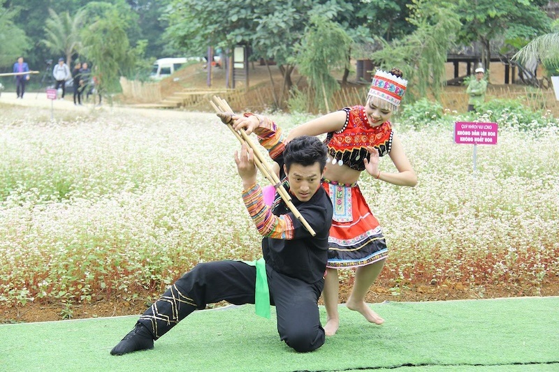 thoi-diem-den-cho-tinh-khau-vai