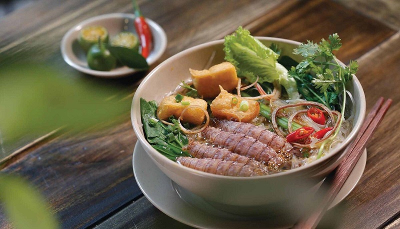 thuong-thuc-am-thuc-tai-bai-bien-hon-gai