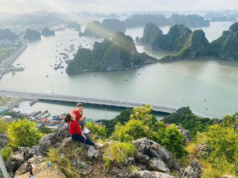 toan-canh-vinh-ha-long-tai-nui-bai-tho