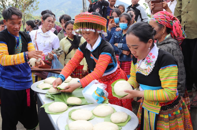 thuong-thuc-dac-san-cho-tinh-moc-chau