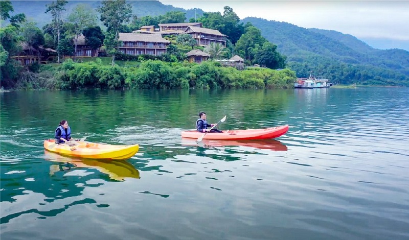 du-lịch-mai-chau-hideaway-lake-resort-cheo-kayak
