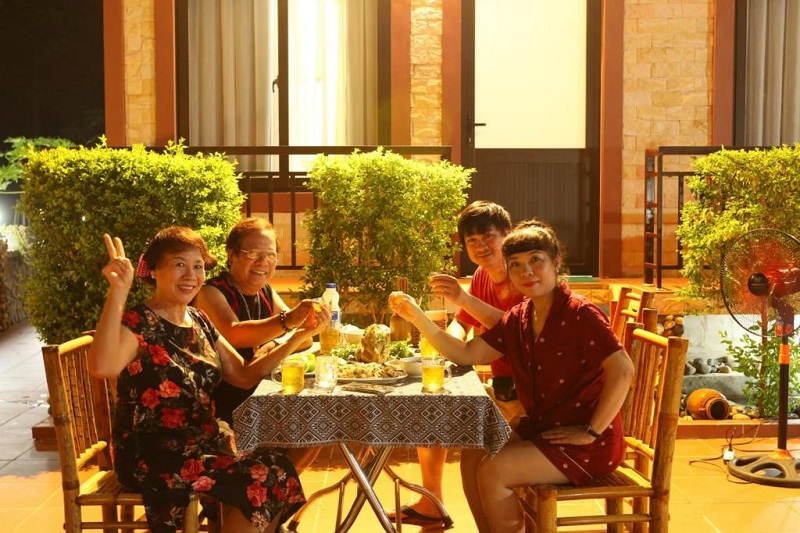 mai-chau-xanh-bungalow-lop-hoc-nau-an