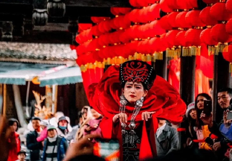 xem-bieu-dien-nghe-thuat-o-tran