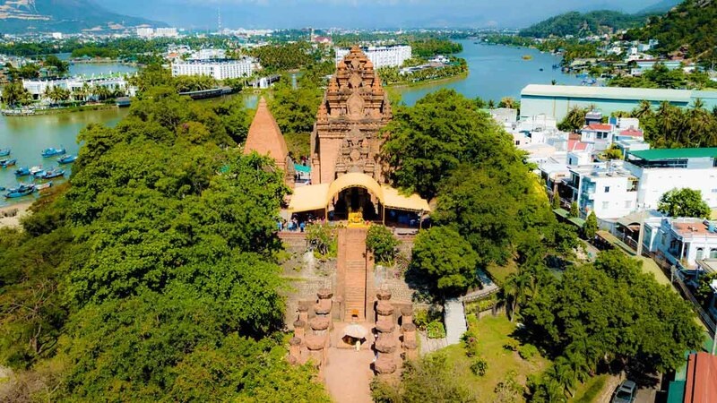di-chuyen-den-thap-ba-nha-trang