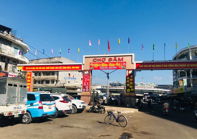 tham-quan-cho-dam-nha-trang