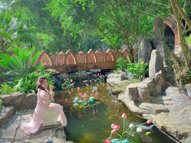 dao-choi-trong-khu-du-lich