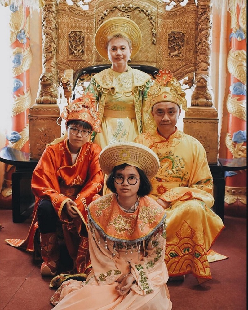 trai-nghiem-mac-trang-phuc-trong-dinh-vua-bao-dai-da-lat