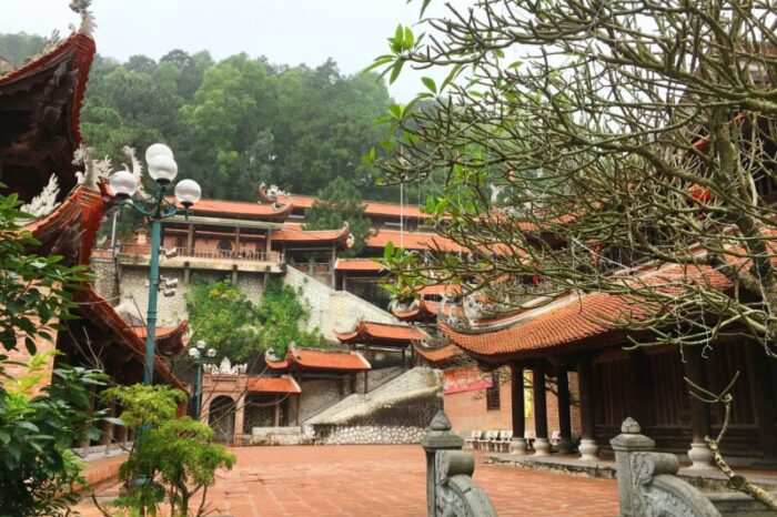 Tour Đền Cầu Muối – Đền Đuổm – Chùa Hang – Chùa Phù Liễn – Đền Sóc – Chùa Non Nước 1 Ngày