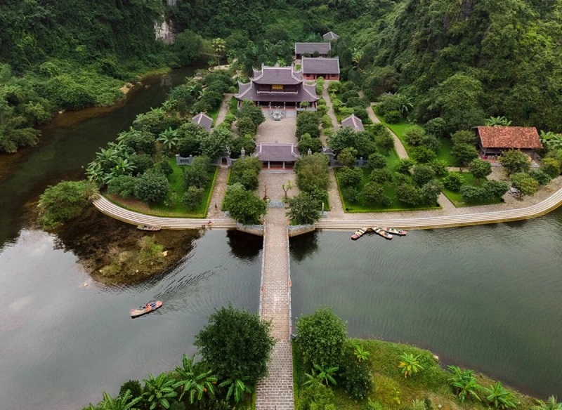 den-suoi-tien-ninh-binh-ben-thuyen-trang-an